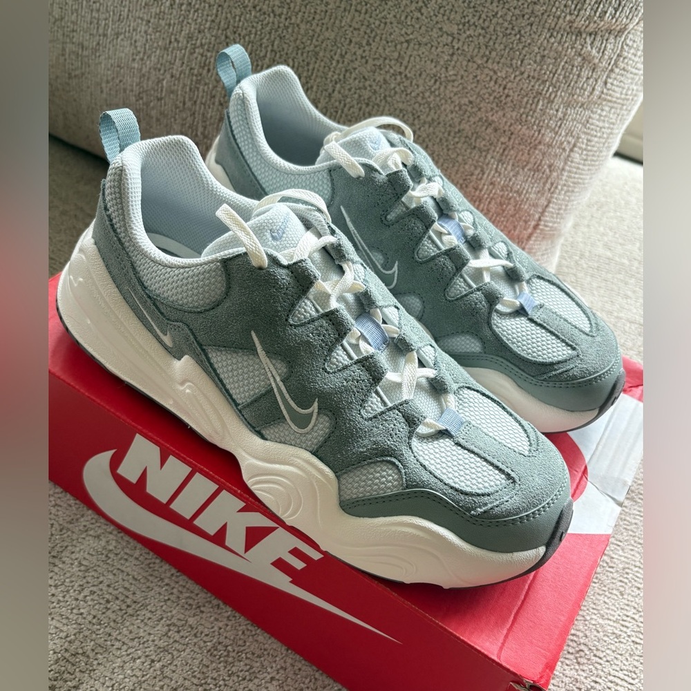 Nike Tech Hera Sneakers